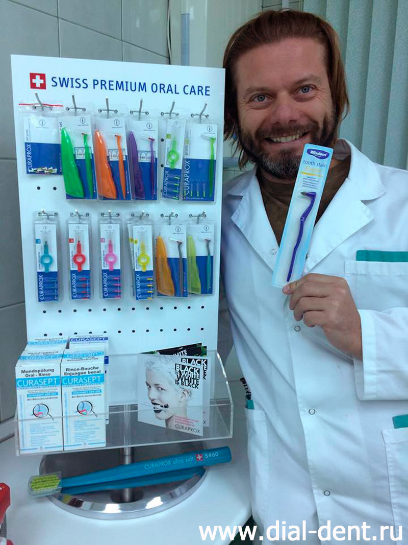 главный врач Диал-Дент С.В. Цукор демонстрирует зубной ластик и другую гигиеническую продукцию, предлагаемую пациентам клиники