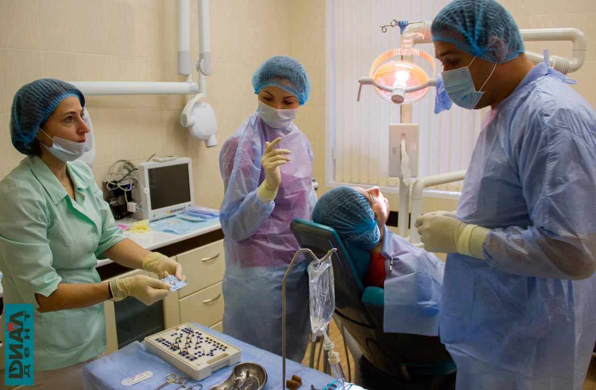имплантацию зубов проводит хирург В.П. Алавердов