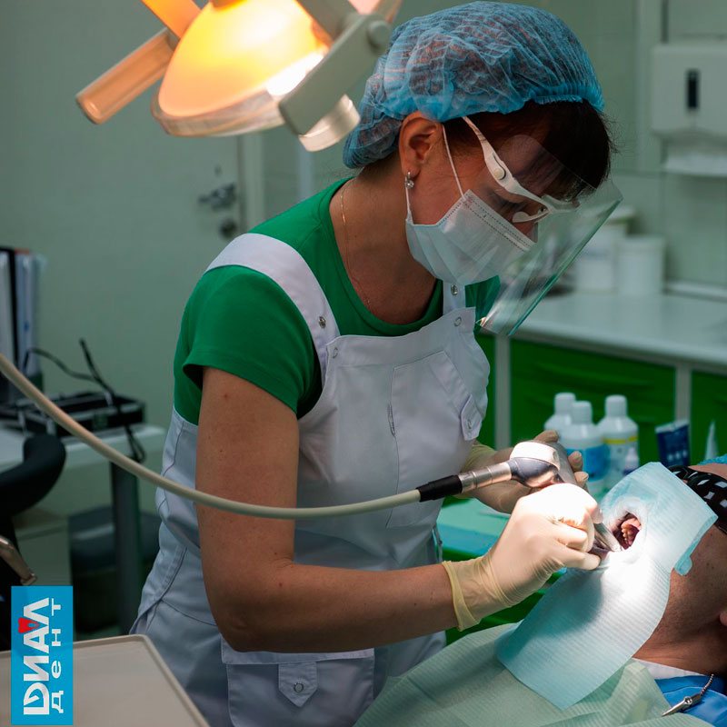 гигиенист Елена Смирнова выполняет профессиональную чистку зубов