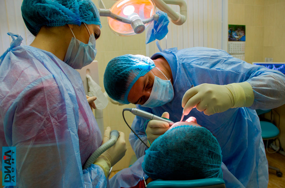 хирург-имплантолог В.П. Алавердов проводит имплантацию зубов